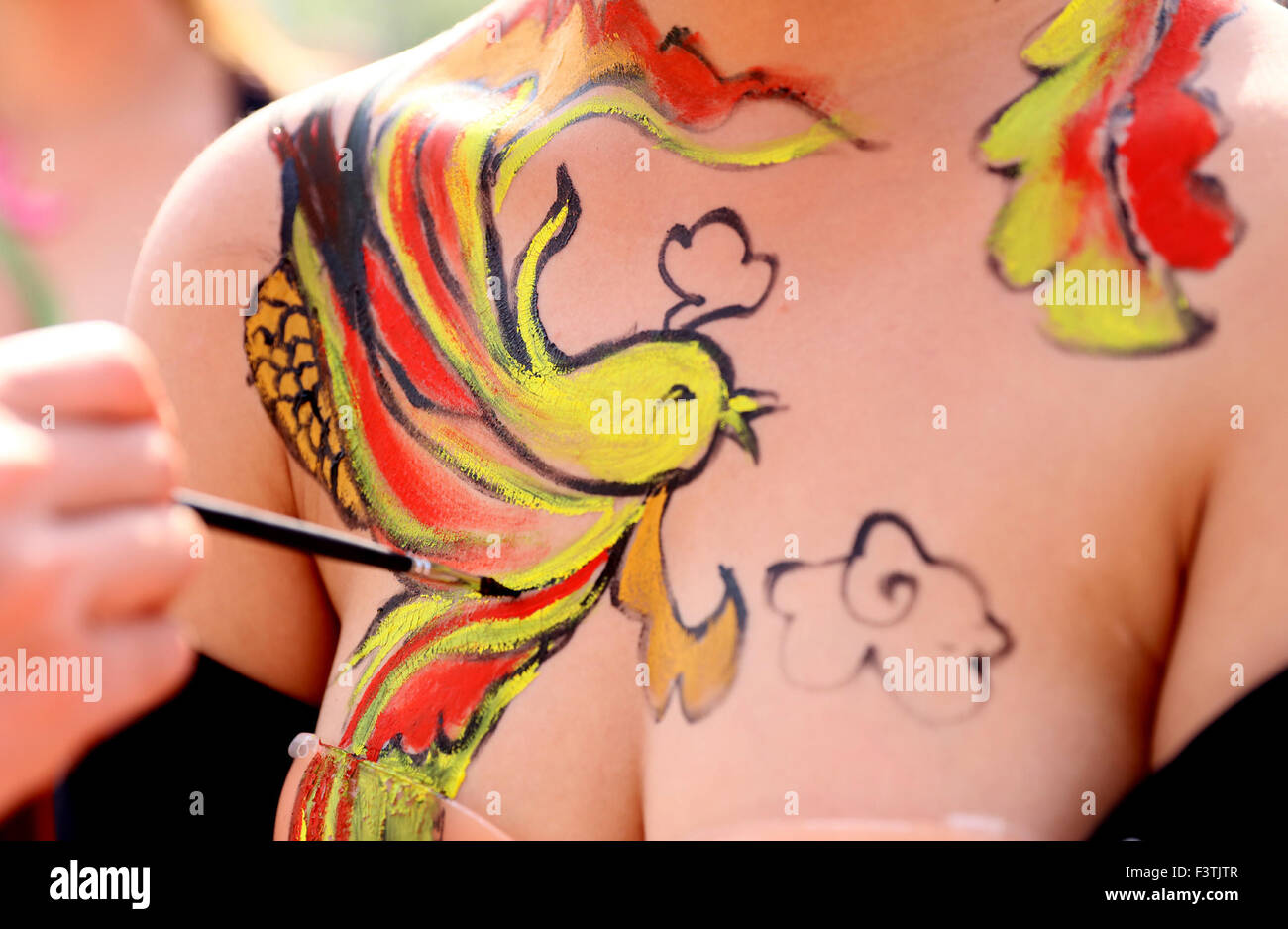 Huaying, Shanghai, CHN. Oct 11, 2015. Huaying, CHINE - 11 octobre 2015 : (usage éditorial uniquement. Chine OUT) peintures sur corps Huaying street. © SIPA Asie/ZUMA/Alamy Fil Live News Banque D'Images
