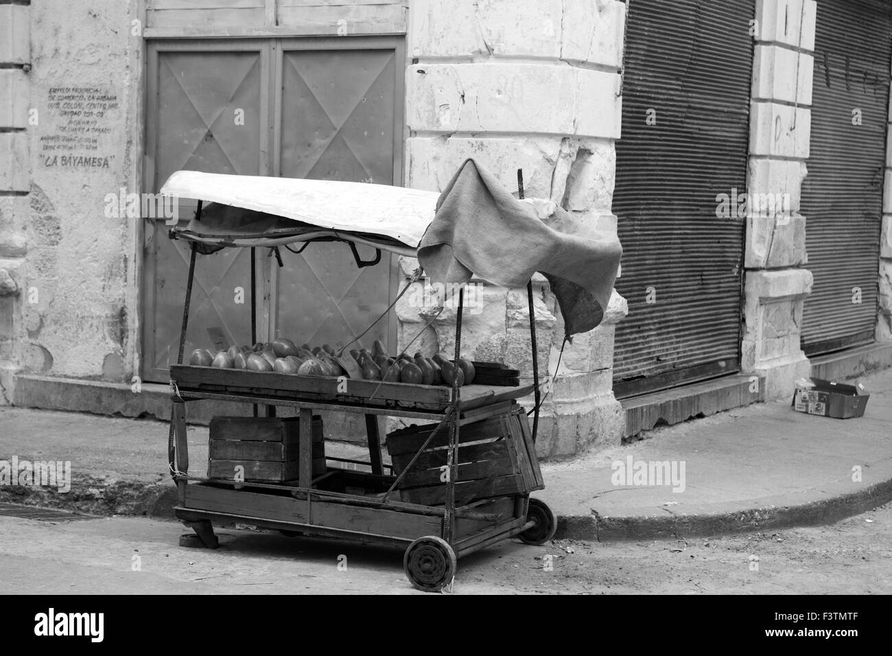 Vieille ville de La Havane Cuba ville B/W L'avocat de l'ancienne terre stand de fruits divers magasins de style colonial ancien atelier fermé Banque D'Images