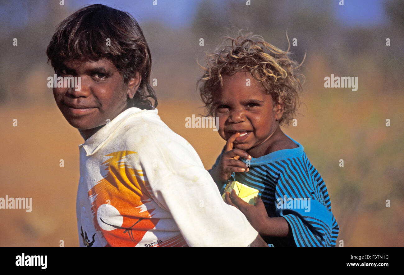 Deux JEUNES ENFANTS DE LA COMMUNAUTÉ AUTOCHTONE YUELAMU LE TERRITOIRE DU NORD, Australie. Banque D'Images