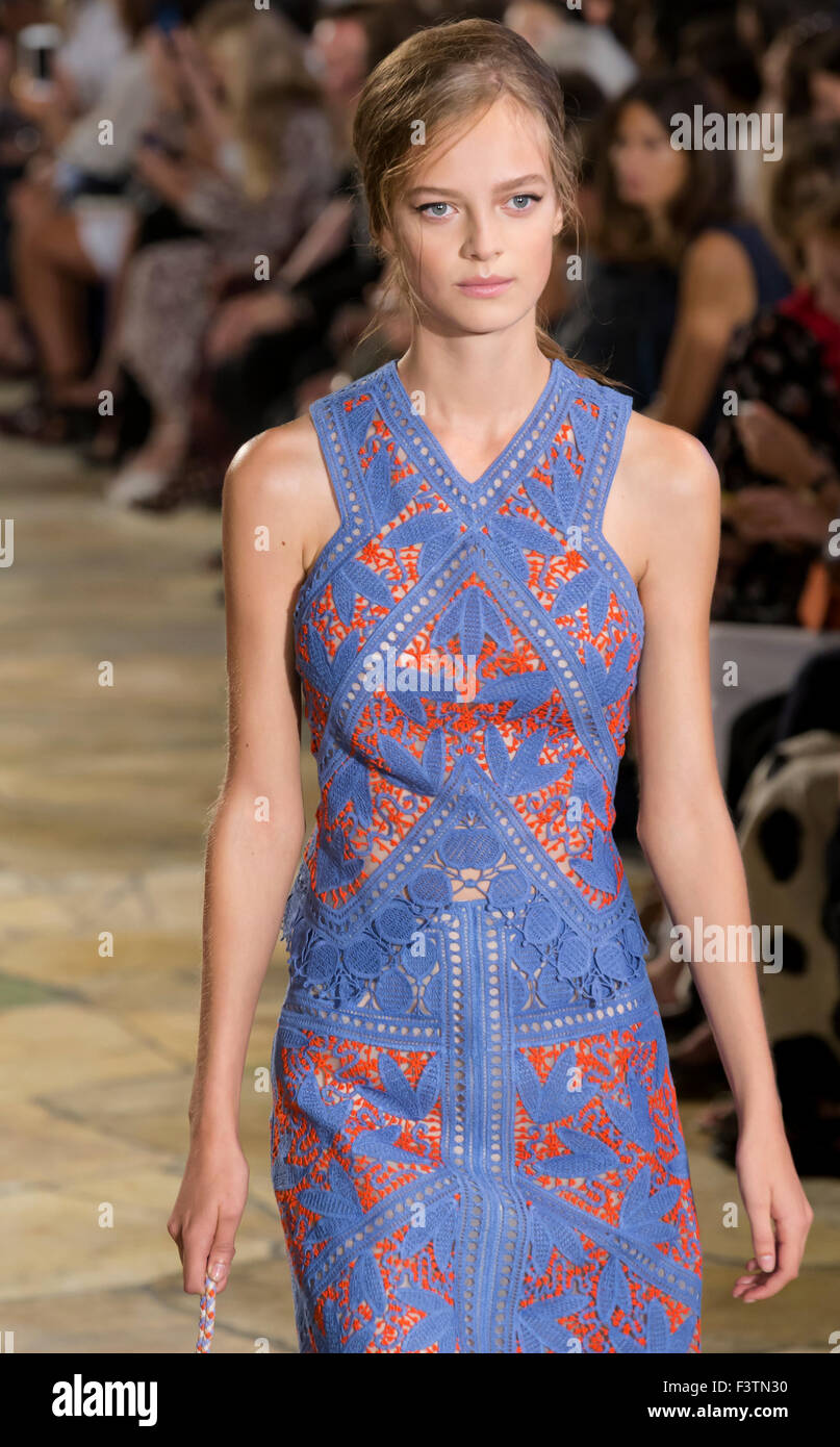 La ville de New York, USA - 15 septembre 2015 : Ine Neefs promenades la piste au défilé Tory Burch Banque D'Images