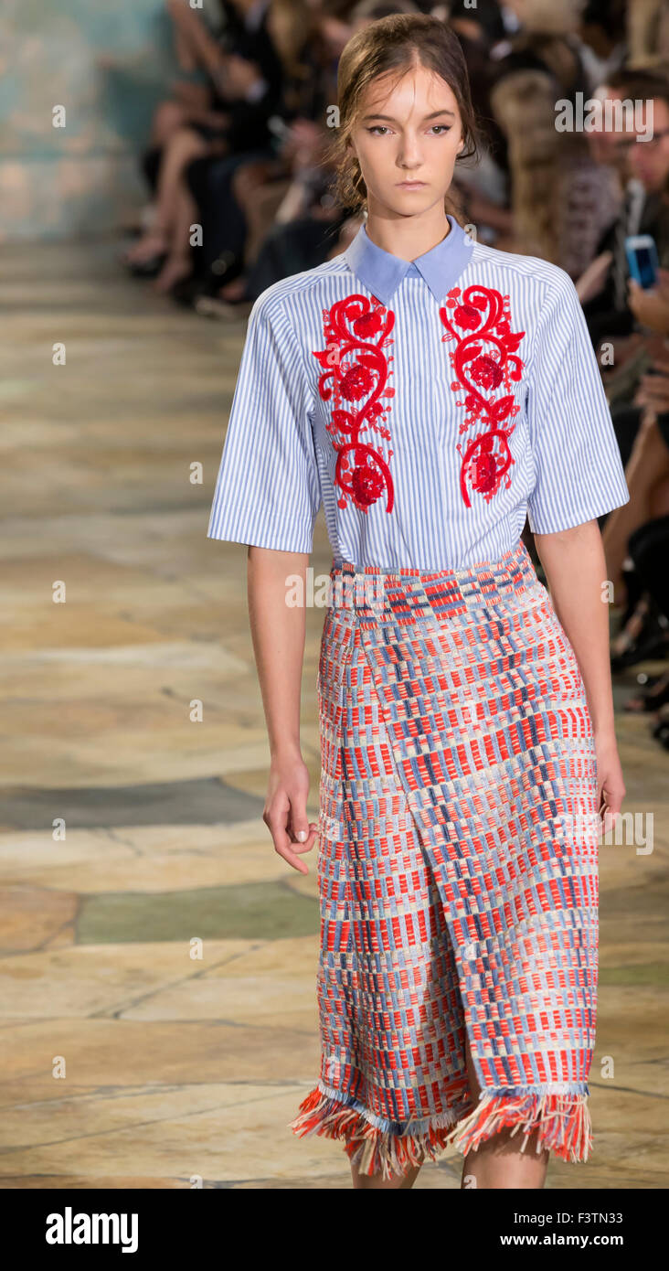 La ville de New York, USA - 15 septembre 2015 : Irina Liss promenades la piste au défilé Tory Burch Banque D'Images