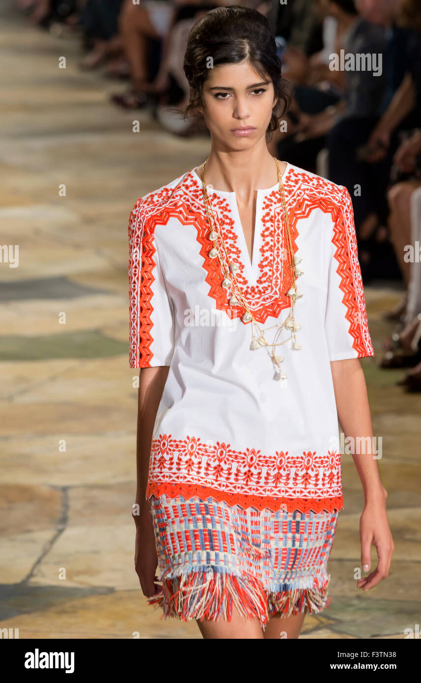 La ville de New York, USA - 15 septembre 2015 : Mica Arganaraz promenades la piste au défilé Tory Burch Banque D'Images