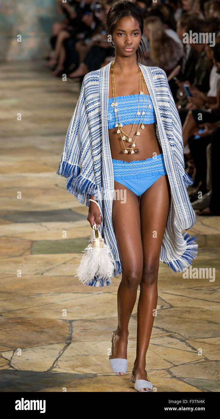 La ville de New York, USA - 15 septembre 2015 : Tami Williams, marche le piste au défilé Tory Burch Banque D'Images