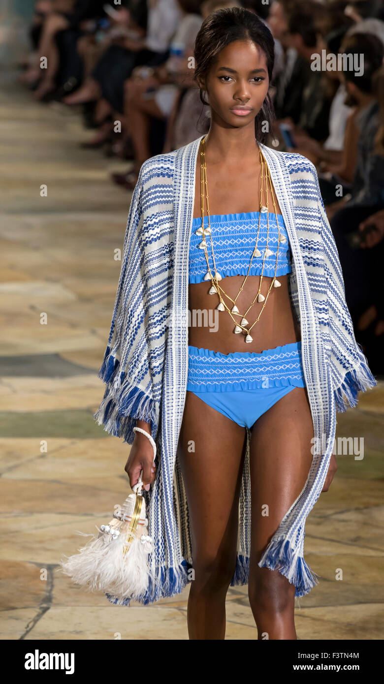 La ville de New York, USA - 15 septembre 2015 : Tami Williams, marche le piste au défilé Tory Burch Banque D'Images