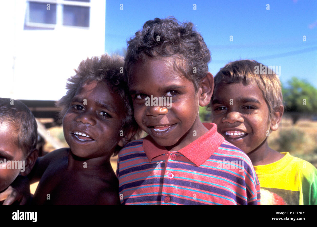 Heureux et souriant DES ENFANTS DE LA COMMUNAUTÉ AUTOCHTONE YUELAMU ASSISTER À L'ÉCOLE MOUNT ALLAN DANS LE TERRITOIRE DU NORD EN AUSTRALIE. Banque D'Images