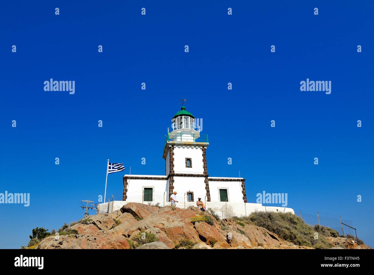 Un phare sur la falaise du cap Akrotiri Santorini Grèce Banque D'Images