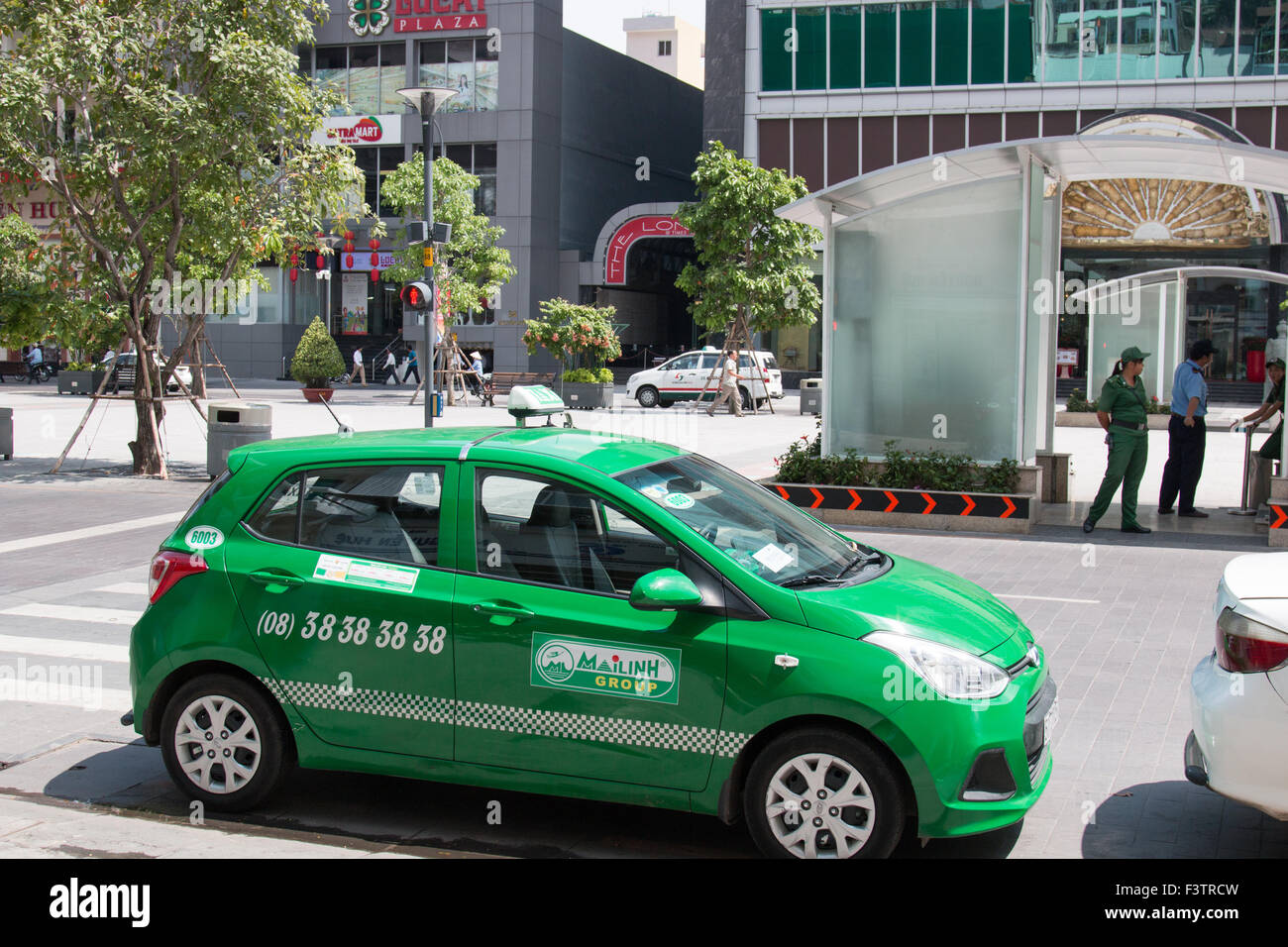 Petite voiture de taxi Mai Linh entreprise parkedin Ho Chi Minh city centre, Sud Vietnam Banque D'Images