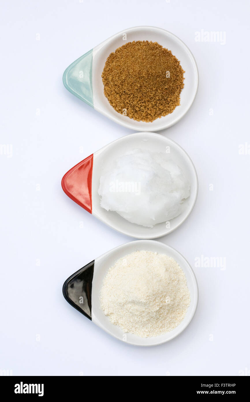 Le sucre de coco, l'huile de coco et de la farine de noix de coco. Banque D'Images