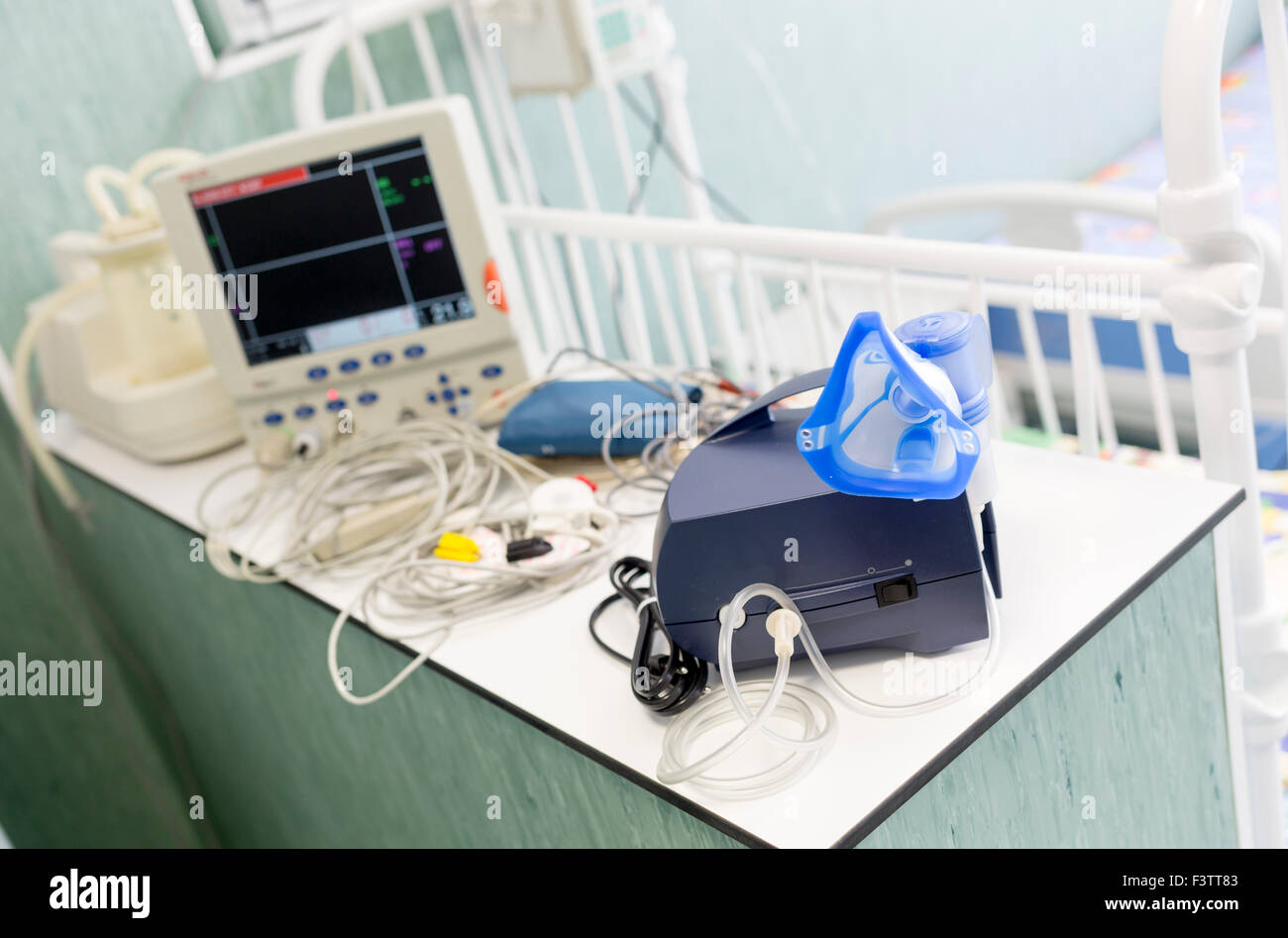 Masque respiratoire pour les enfants dans un hôpital. Système de surveillance de l'équipement dans l'arrière-plan. Banque D'Images
