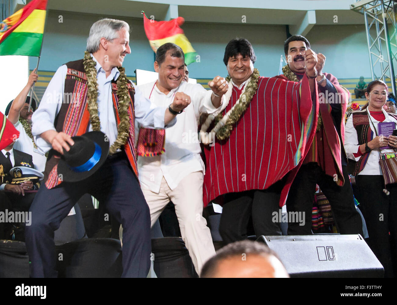 Cochabamba, Bolivie. 12 octobre, 2015. Le président bolivien Evo Morales (2e R), de concert avec le président de l'Equateur Rafael Correa (2L) et le président du Venezuela, Nicolas Maduro (1R), assister à la cérémonie de clôture de la 2e Conférence Mondiale des Peuples sur le changement climatique et la défense de la vie, dans la ville de Tiquipaya, Cochabamba, Bolivie, du ministère le 12 octobre, 2015. La 2ème Conférence Mondiale des Peuples sur le changement climatique et la défense de la vie, a eu lieu du 12 octobre10. © Noah Friedman/ABI/Xinhua/Alamy Live News Banque D'Images