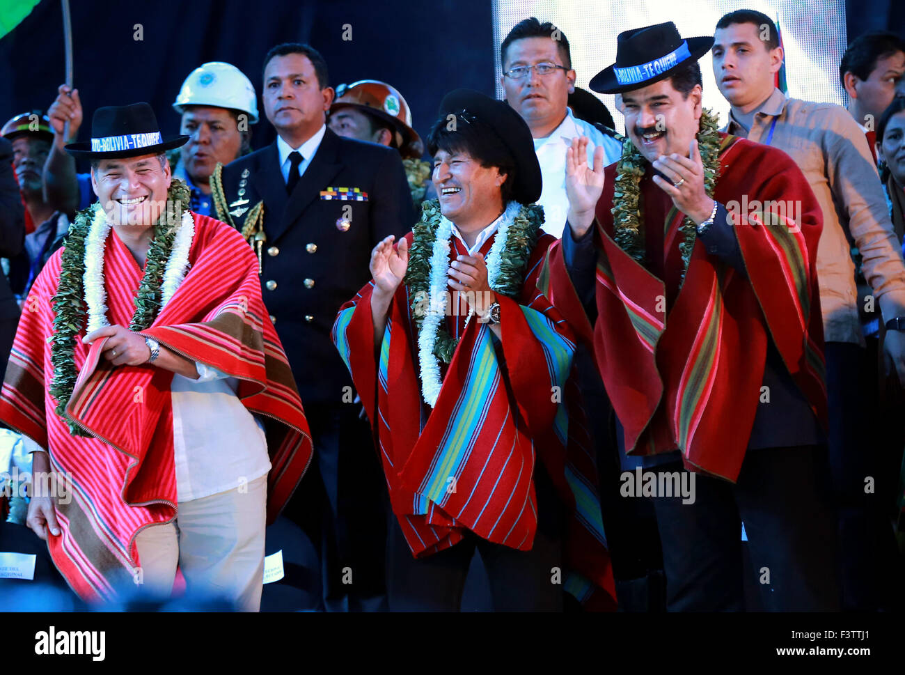 Cochabamba, Bolivie. 12 octobre, 2015. Le président bolivien Evo Morales (avant, C), de concert avec le président de l'Equateur Rafael Correa (avant, L) et le président du Venezuela, Nicolas Maduro (avant, R), assister à la cérémonie de clôture de la 2e Conférence Mondiale des Peuples sur le changement climatique et la défense de la vie, dans la ville de Tiquipaya, Cochabamba, Bolivie, du ministère le 12 octobre, 2015. La 2ème Conférence Mondiale des Peuples sur le changement climatique et la défense de la vie, a eu lieu du 12 octobre10. © Noah Friedman/ABI/Xinhua/Alamy Live News Banque D'Images