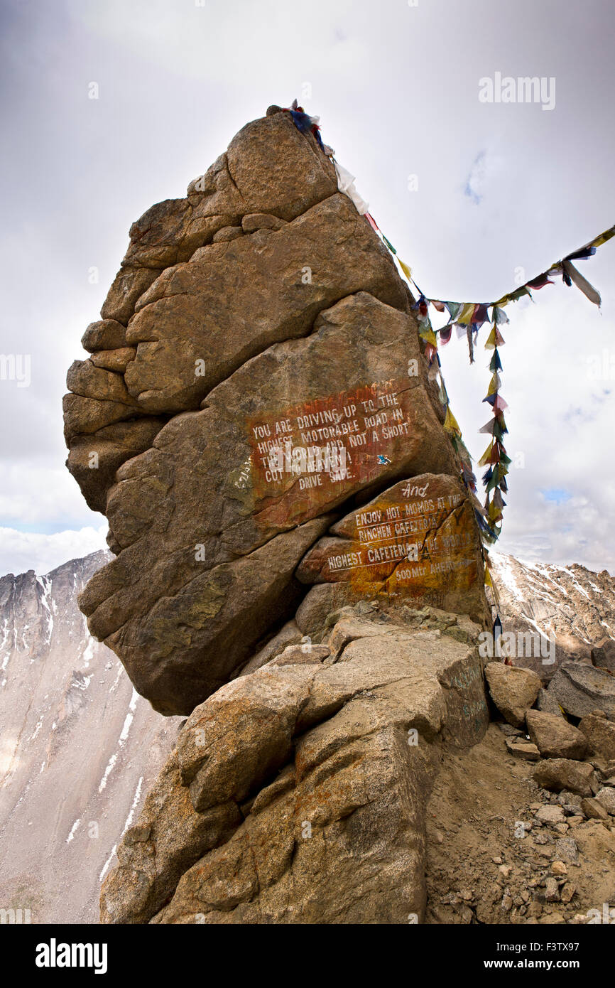 L'Inde, le Jammu-et-Cachemire, Ladakh, Leh, Khardung La Pass, la sécurité routière avis peint sur rock précaire Banque D'Images