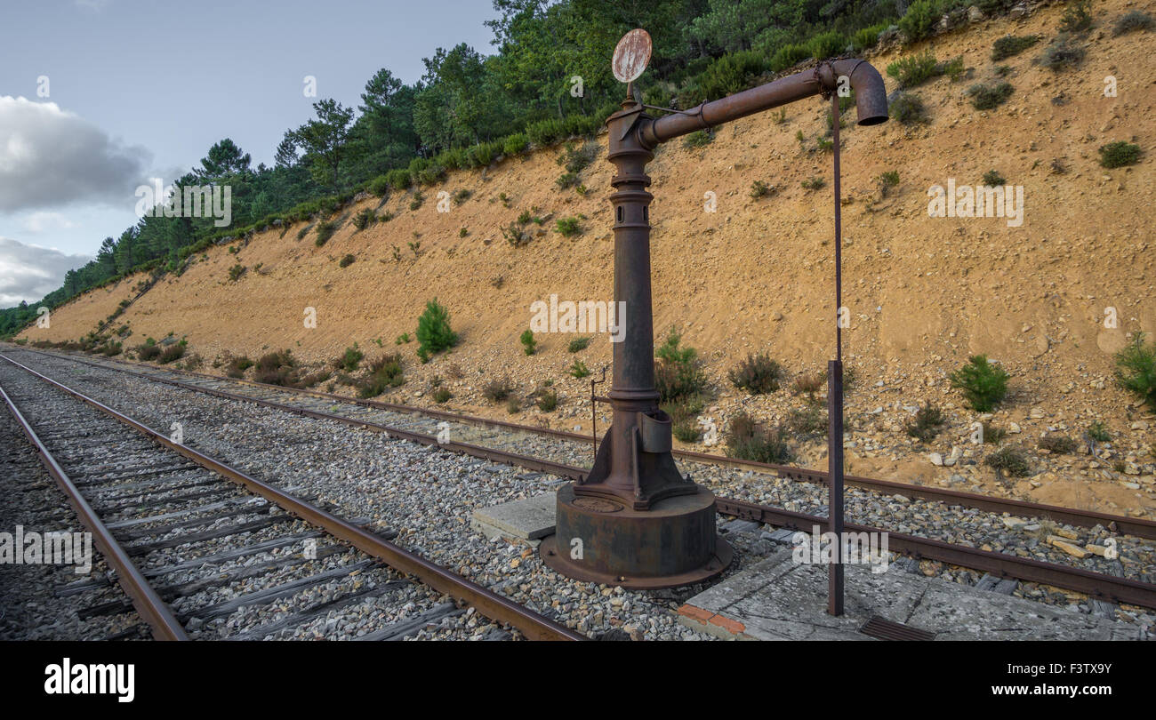 Vintage railroad abandonnés dans la nature de la pompe à eau Banque D'Images