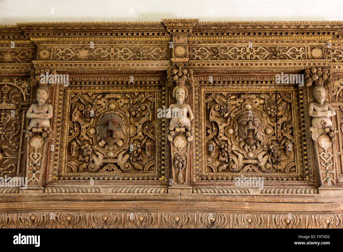 Royaume-uni, Angleterre, Shropshire, Craven Arms, Château Stokesay, Le Solar fire, orné de détails de sculpture surround Banque D'Images