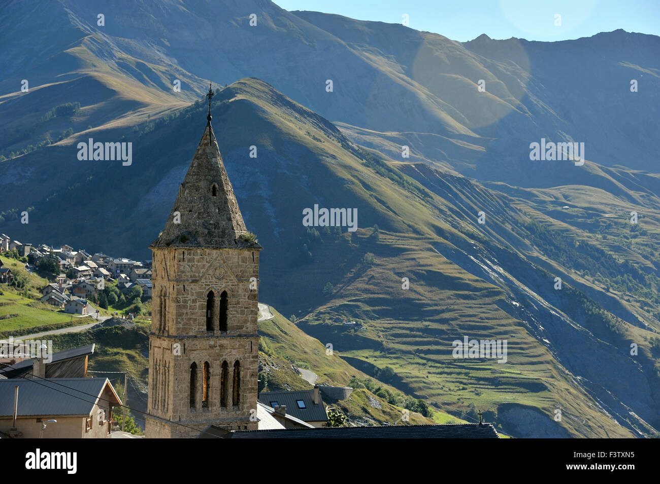 Clocher roman de la montagne village Le Chazelet, Village Les terrasses à l'arrière-plan, Alpes, France Banque D'Images