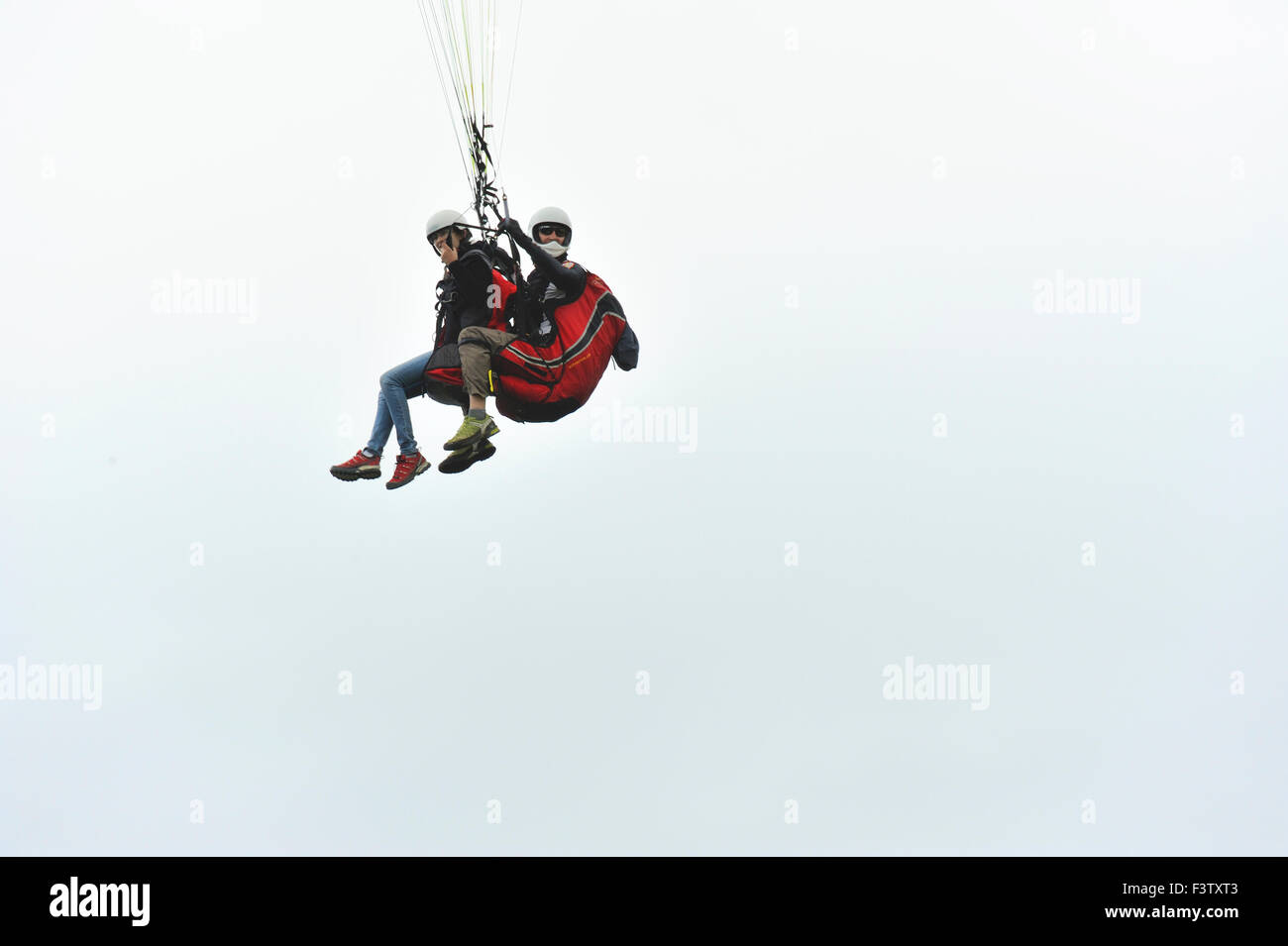 Vols en biplace parapente au Col de la Forclaz ; le lac d'Annecy , Alpes, France Banque D'Images