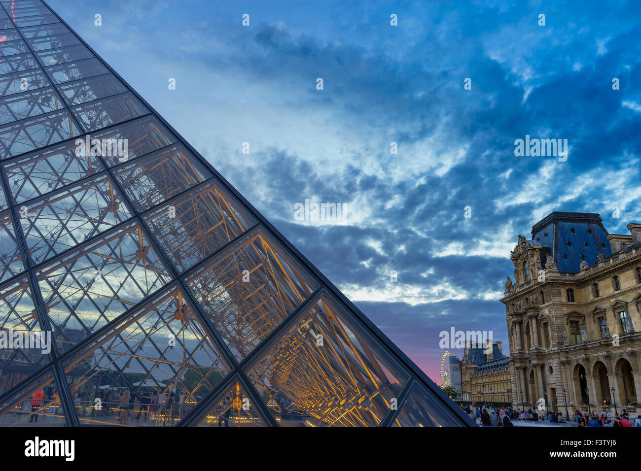 Vue rapprochée de la pyramide du Musée du Louvre pendant le coucher du soleil. Paris, France. Août, 2015. Banque D'Images