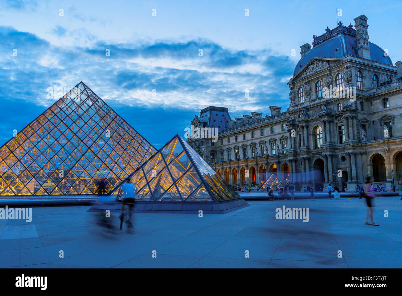 Les cyclistes et les voyageurs aller sur la cour du Louvre Museum. Paris, France. Août, 2015. Banque D'Images
