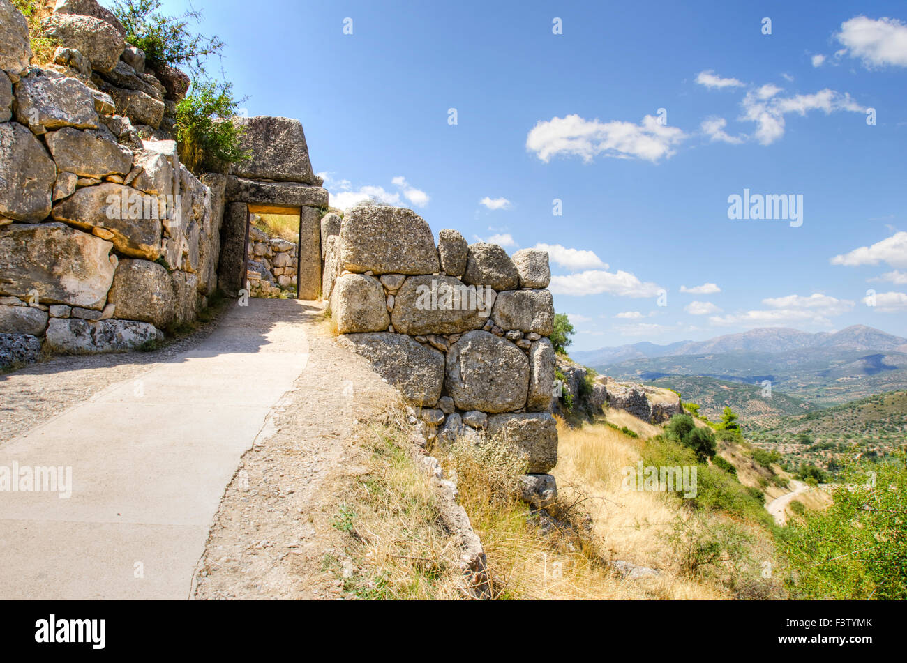 L'une des portes sur le site historique de Mycènes, en Grèce. Le cheminement dans le site principal de Leeds où certains des ruines sont Banque D'Images