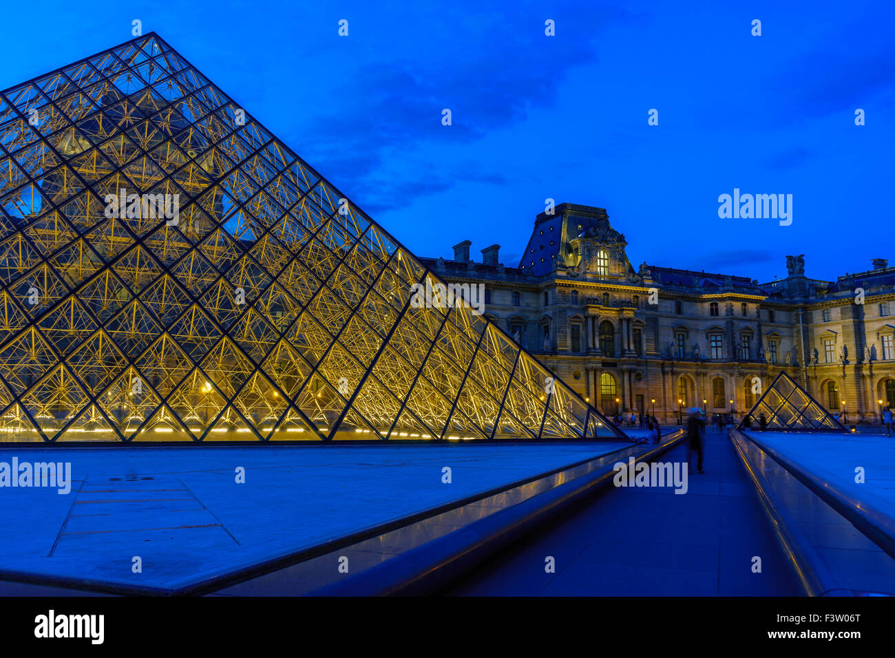 Le crépuscule tombe sur les Pyramides du Louvre sur une nuit d'été. Paris, France. Août, 2015. Banque D'Images