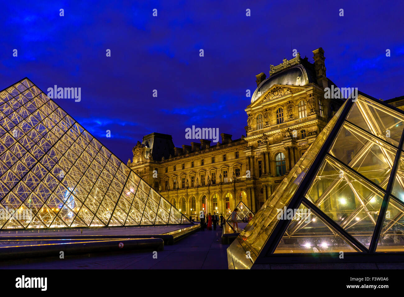 Le crépuscule tombe sur deux pyramides au musée du Louvre. Paris, France. Août, 2015. Banque D'Images