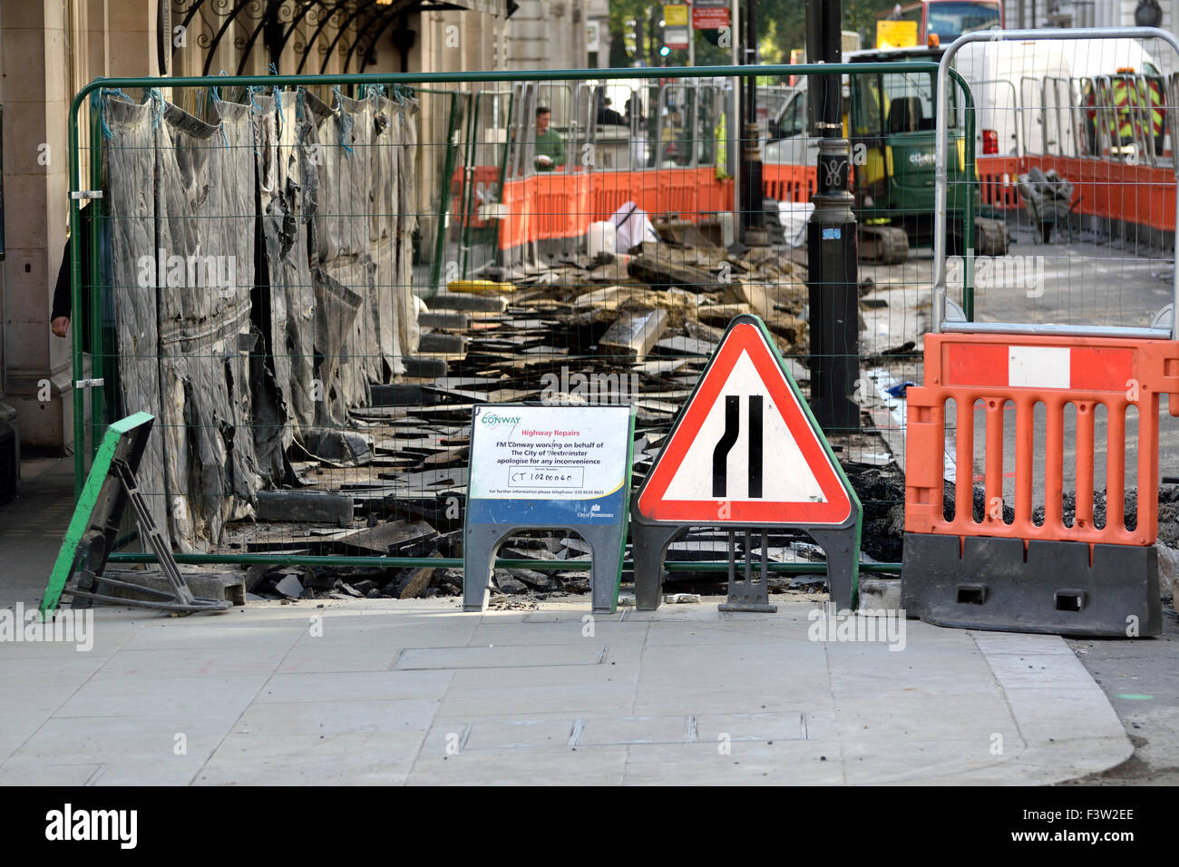 Londres, Angleterre, Royaume-Uni. Travaux dans le centre de Londres - la perturbation causée aux piétons par les réparations à la chaussée Banque D'Images