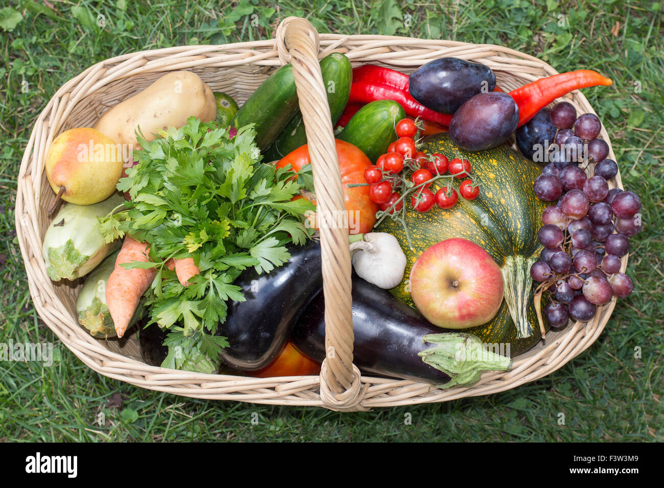 Woden panier de fruits et légumes sur l'herbe Banque D'Images