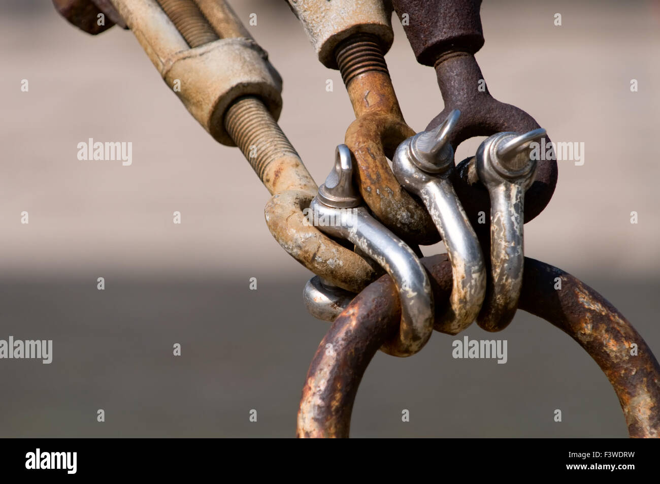 La Close up of rusty shackles et chaînes Banque D'Images