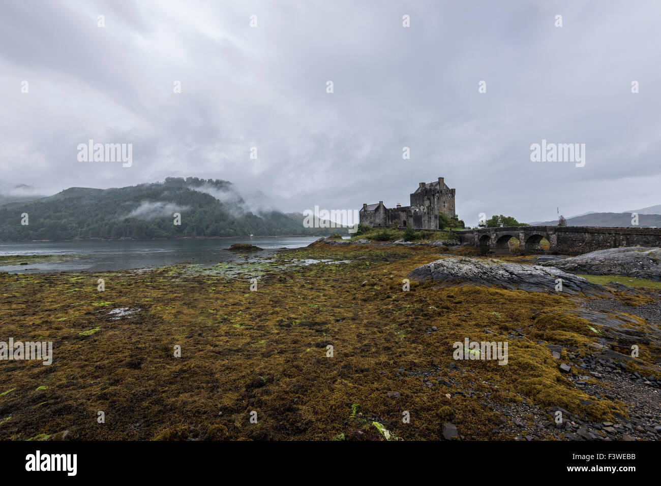 Le Château d'Eilean Donan, Dornie, Highlands écossais sur un jour d'automne et de l'atmosphère moody Banque D'Images