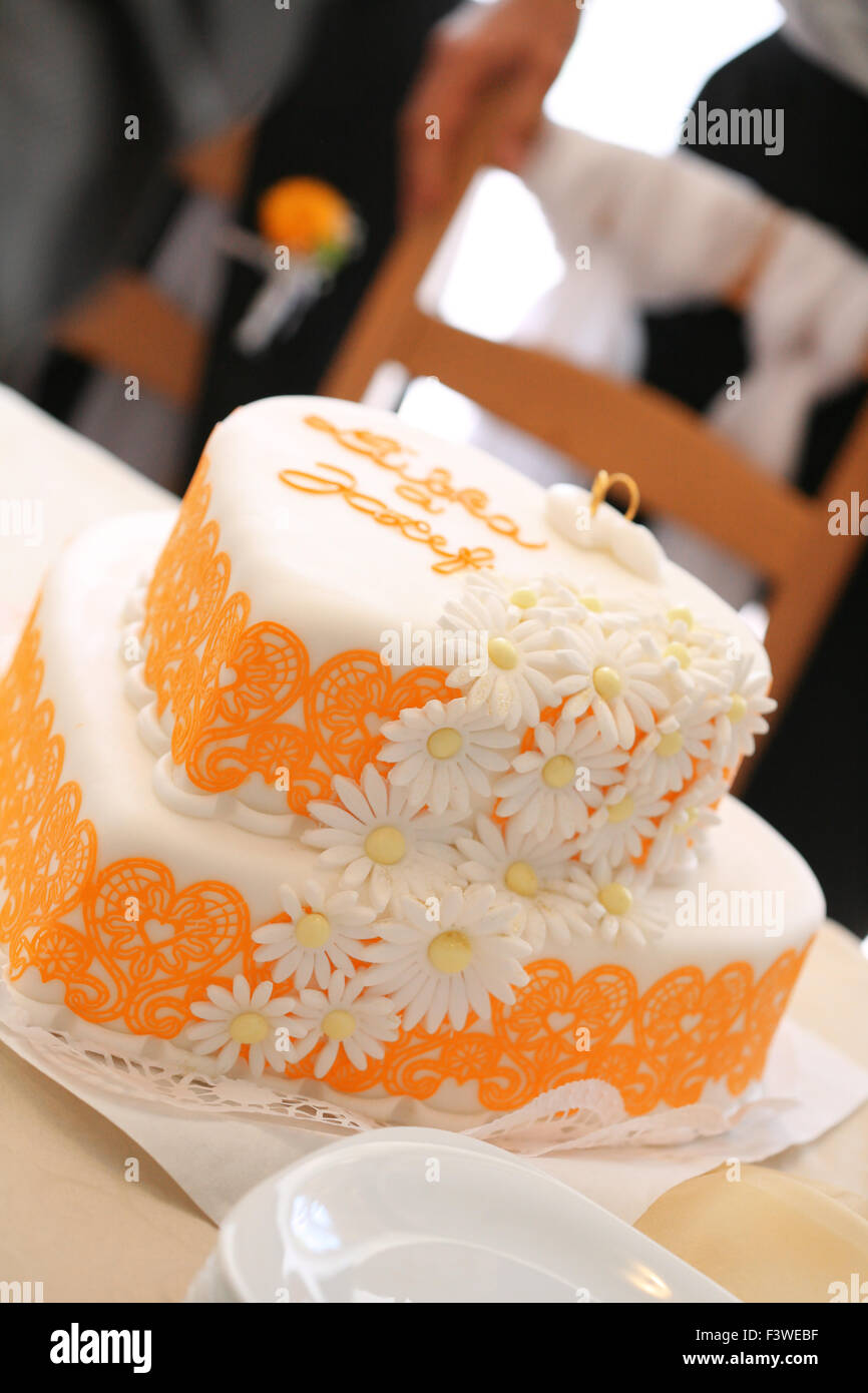 Gateau De Mariage En Forme De Coeur Photo Stock Alamy