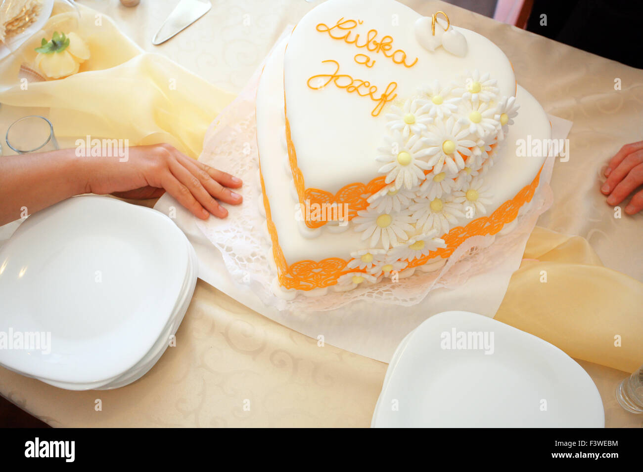 Gateau De Mariage En Forme De Coeur Photo Stock Alamy