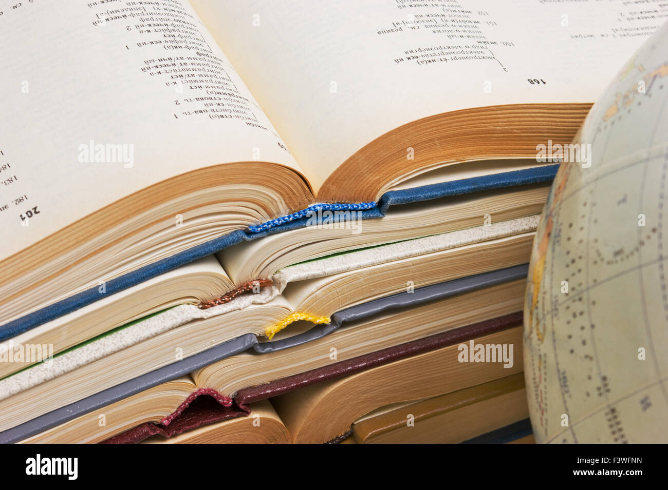 Pile de livres et Globe Banque D'Images