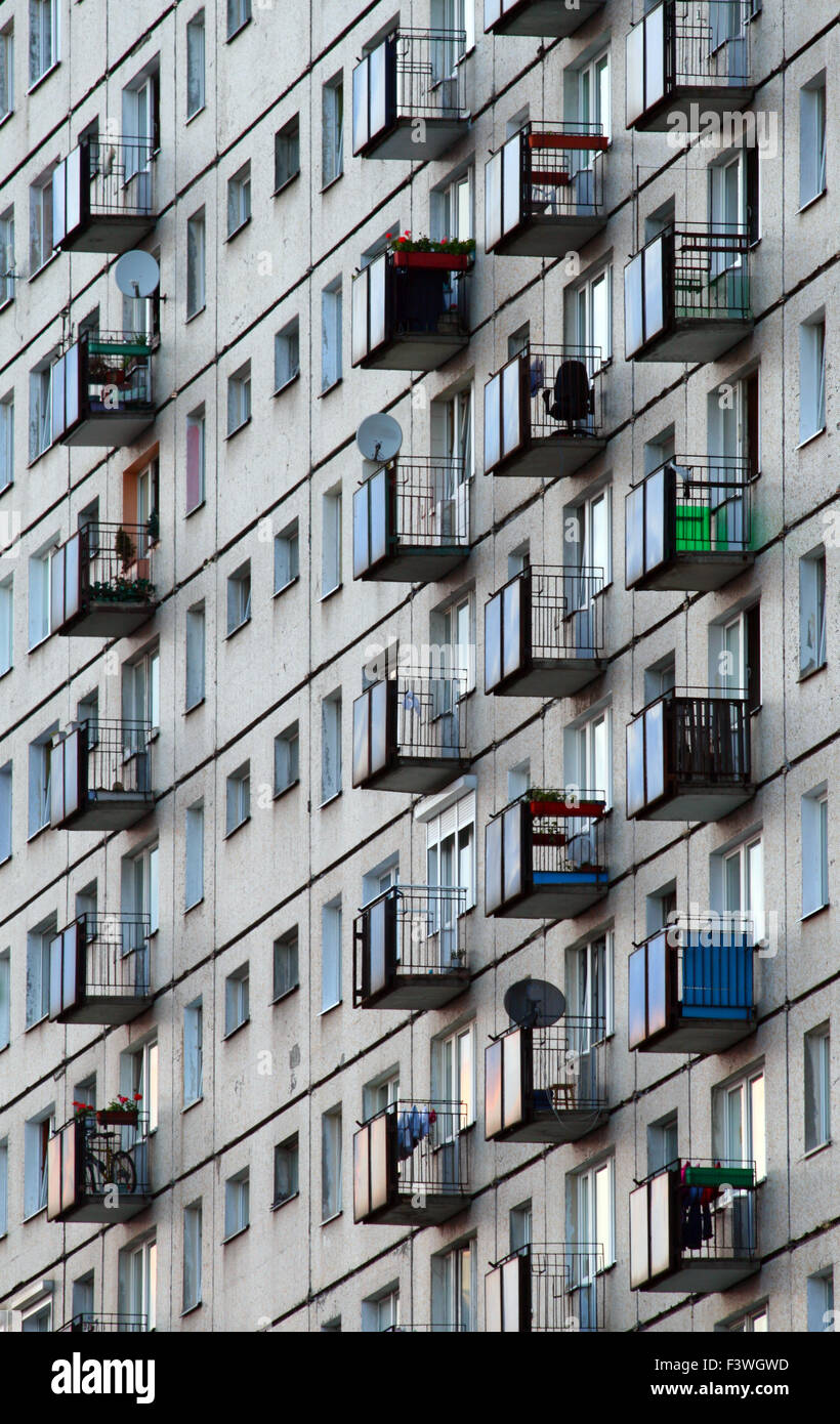 Vue latérale du bloc gris avec télévision chambres Banque D'Images