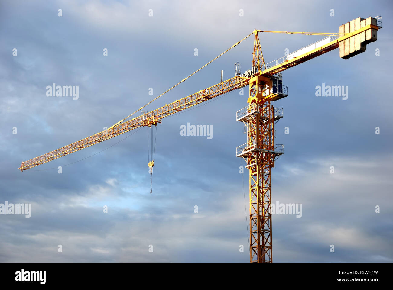 Seul le chargeur de grue à tour jaune Banque D'Images