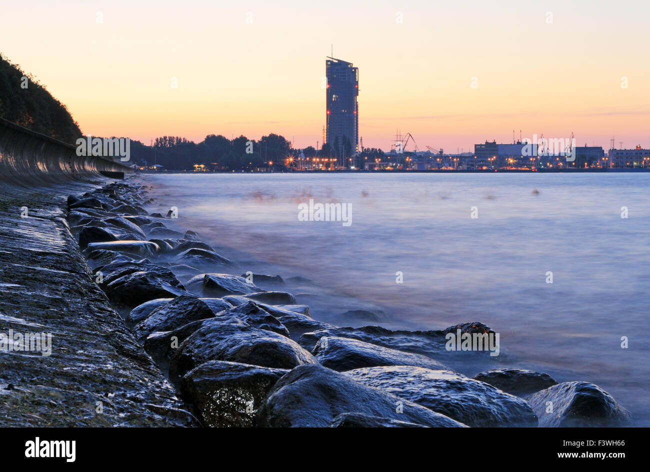 Côte de la mer de Stony et quai à Gdynia Banque D'Images
