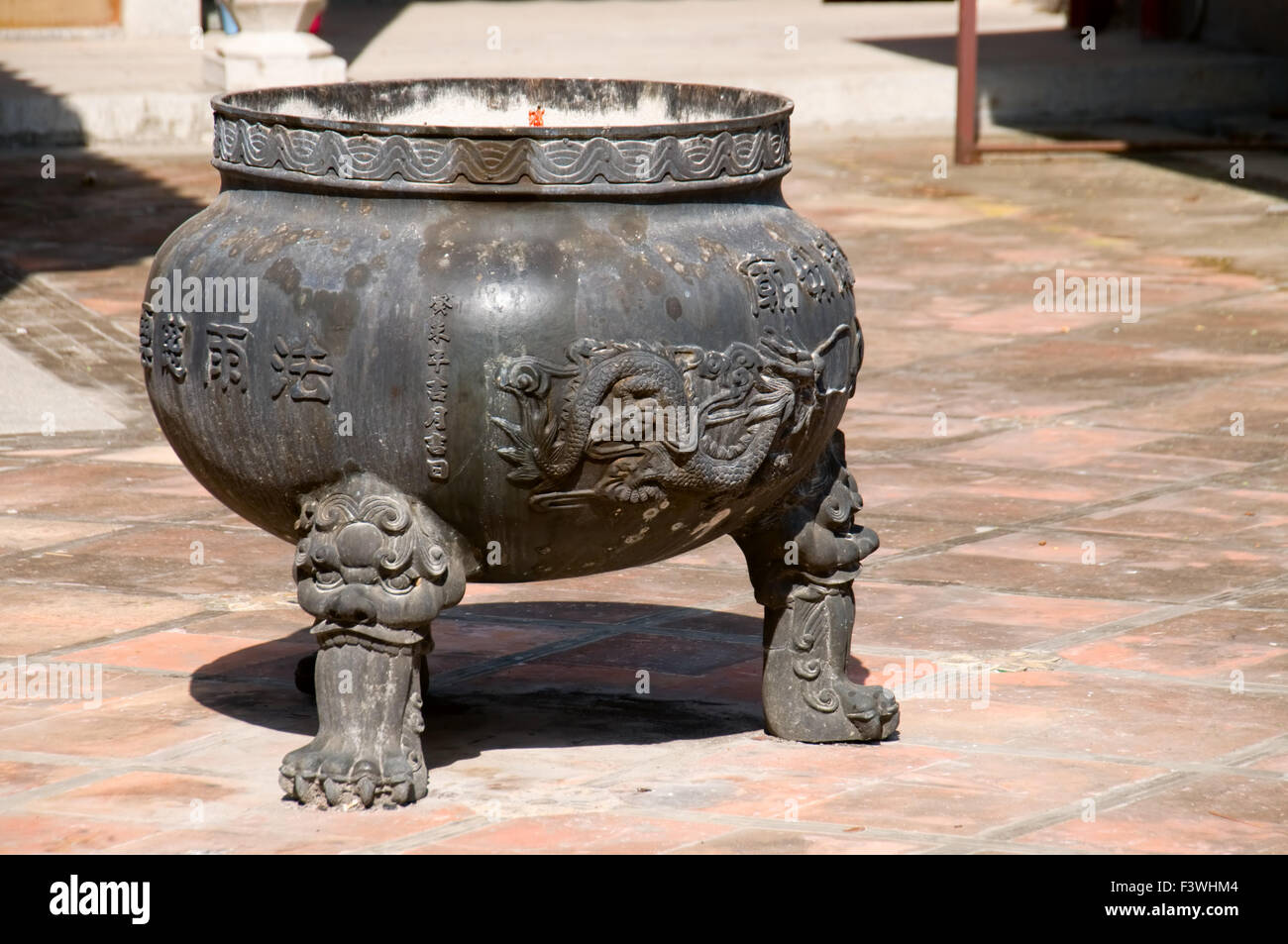 Une vieille porte encense dans un temple chinois Banque D'Images