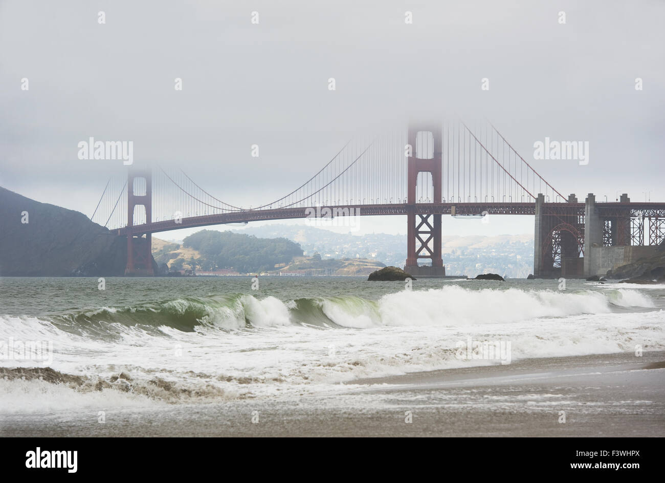 Golden Gate Bridge dans le brouillard et les vagues Banque D'Images