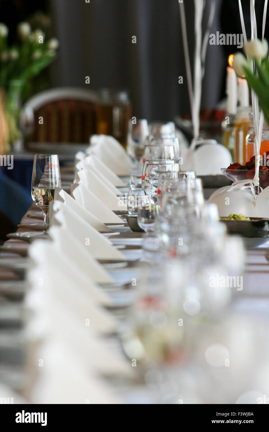 Réglage de la table lors d'une réception de mariage de luxe Banque D'Images