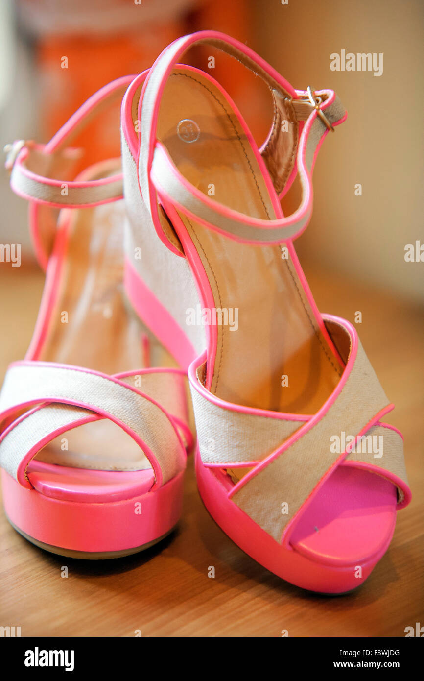 Suite Nuptiale chaussures de mariage sur le plancher Banque D'Images