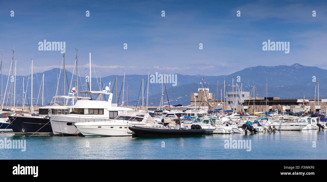 Yachts et bateaux de plaisance amarrés dans marina d'Ajaccio, Corse, France Banque D'Images