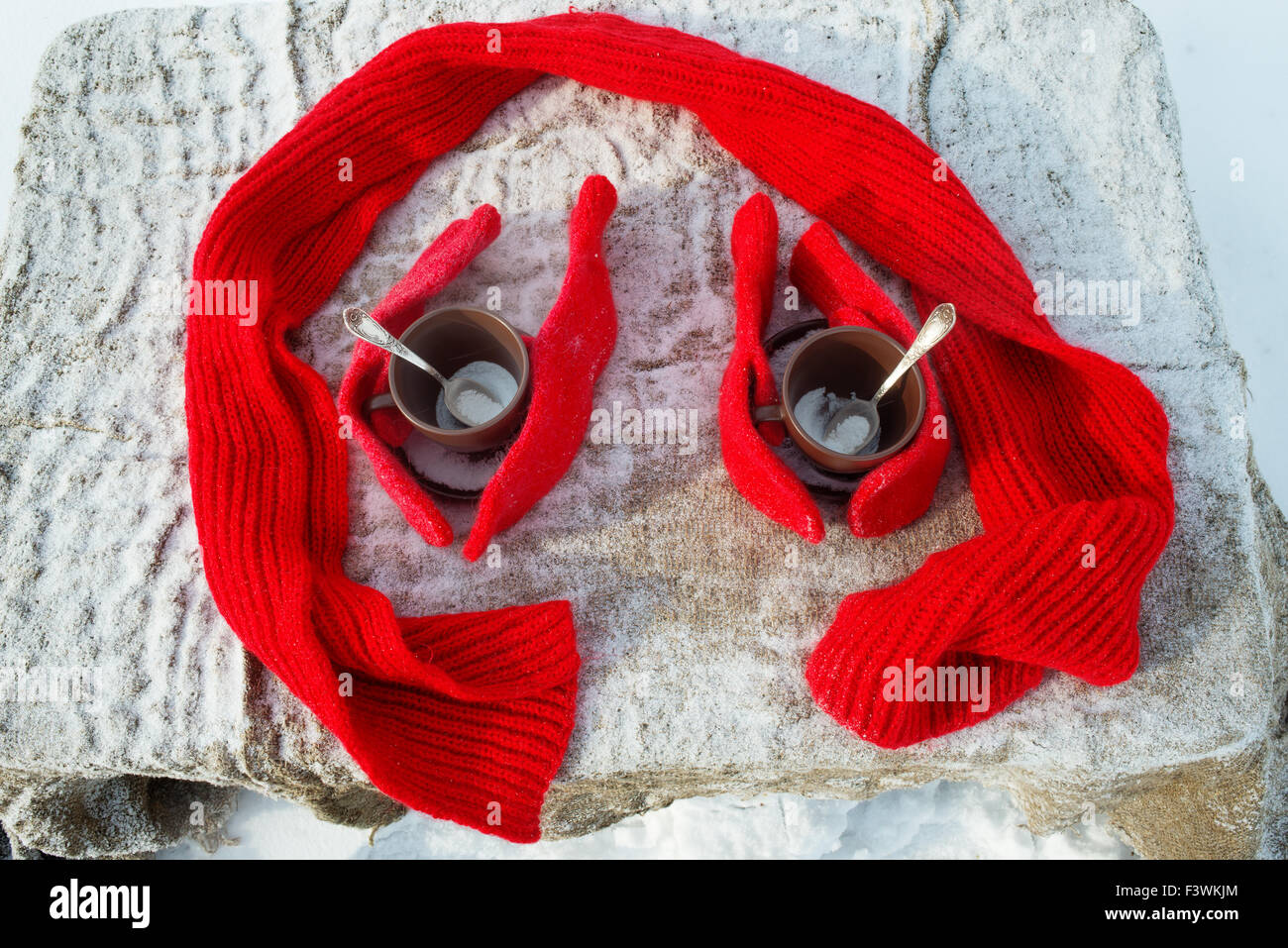 Gants tricotés avec thé et un foulard Banque D'Images