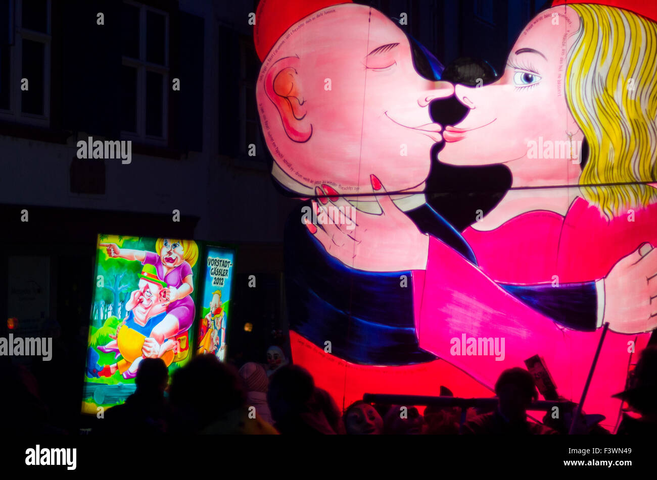 Le morgenstraich est le début de la Basler fasnet, à 4 h des centaines de laterns colorés et lumineux se fait par la rue Banque D'Images