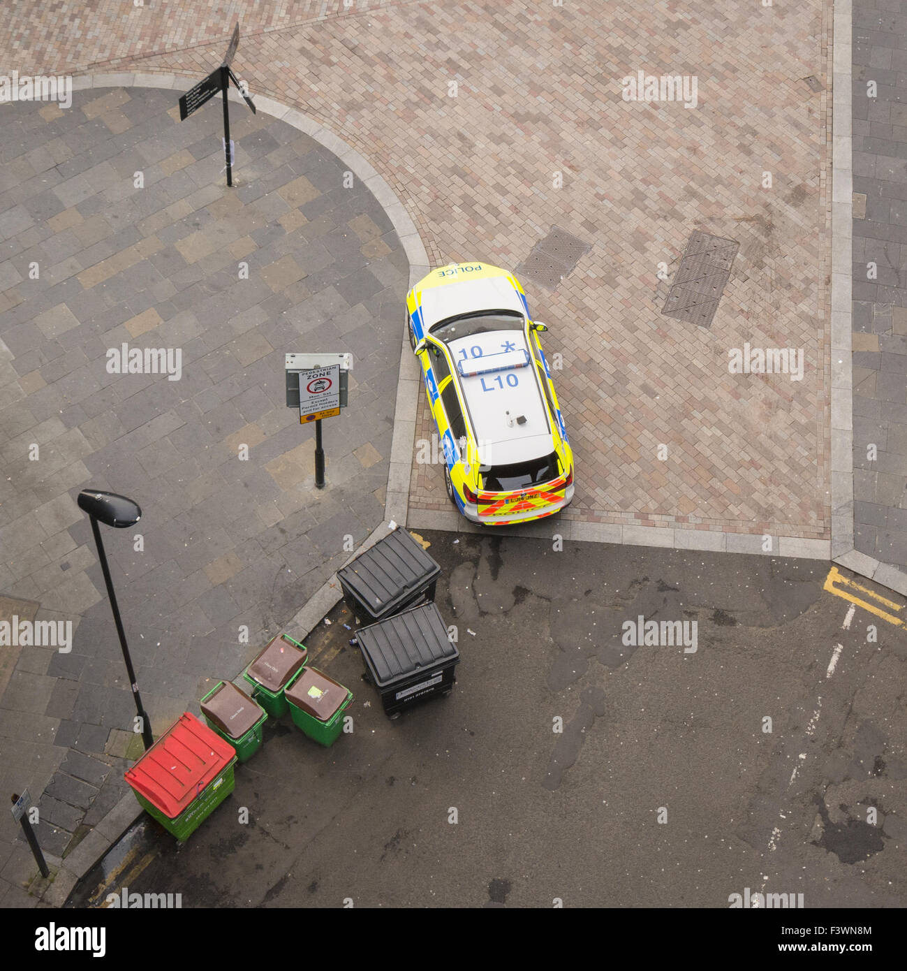 Vue aérienne de la police voiture garée en anglais city street Newcastle Banque D'Images