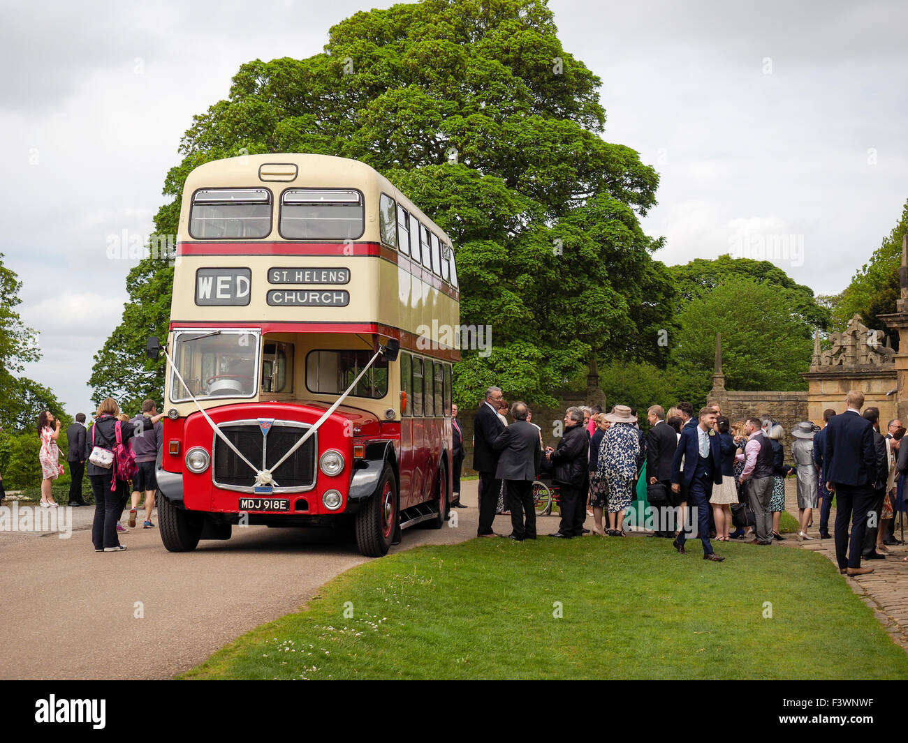 Fête de mariage avec double decker bus dans le Derbyshire, Angleterre Banque D'Images