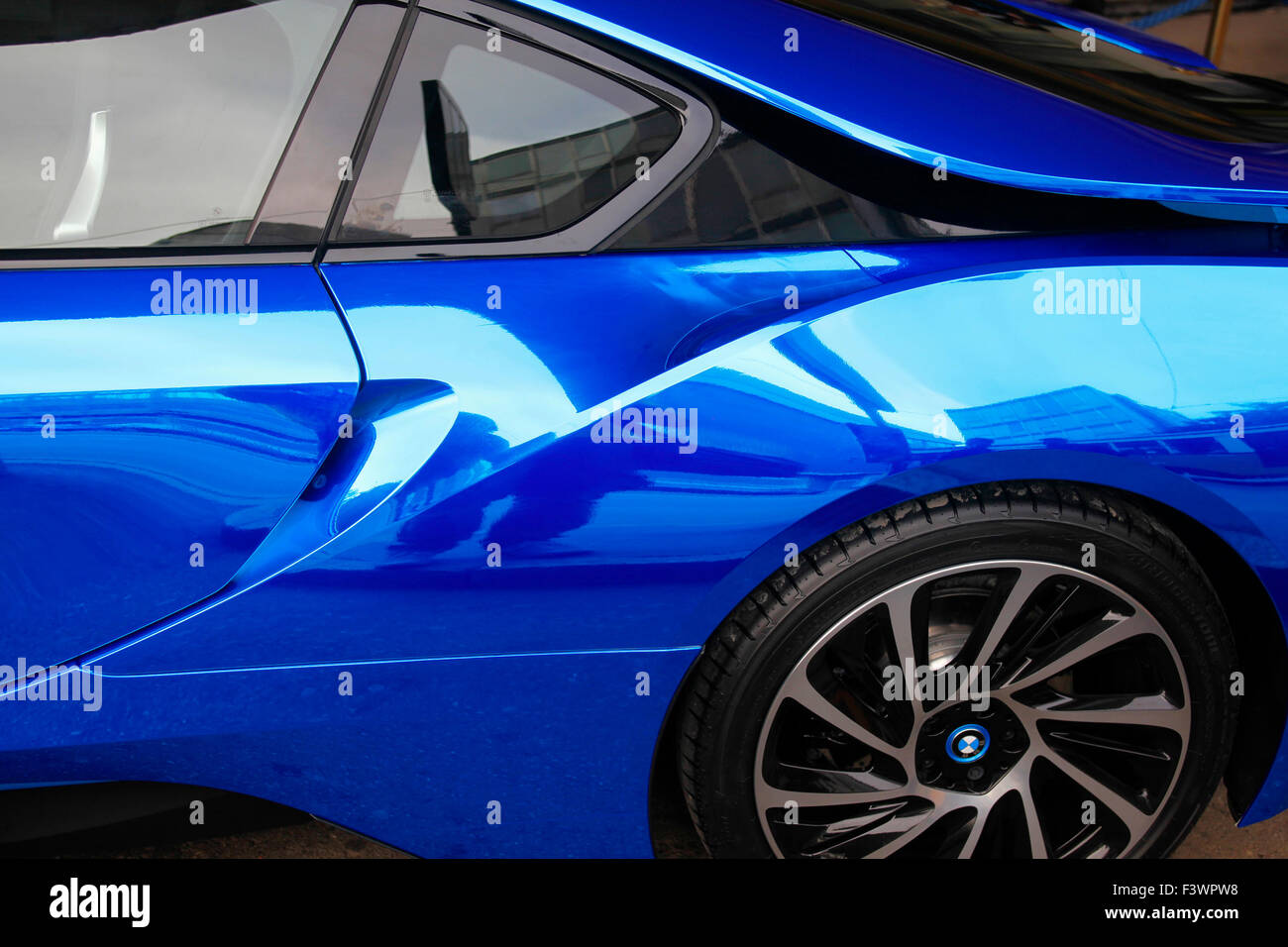 Une BMW i8, enveloppés dans de vinyle brillant à l'ouverture du nouveau siège de la douane Garage Italia à Milan, Italie. Banque D'Images