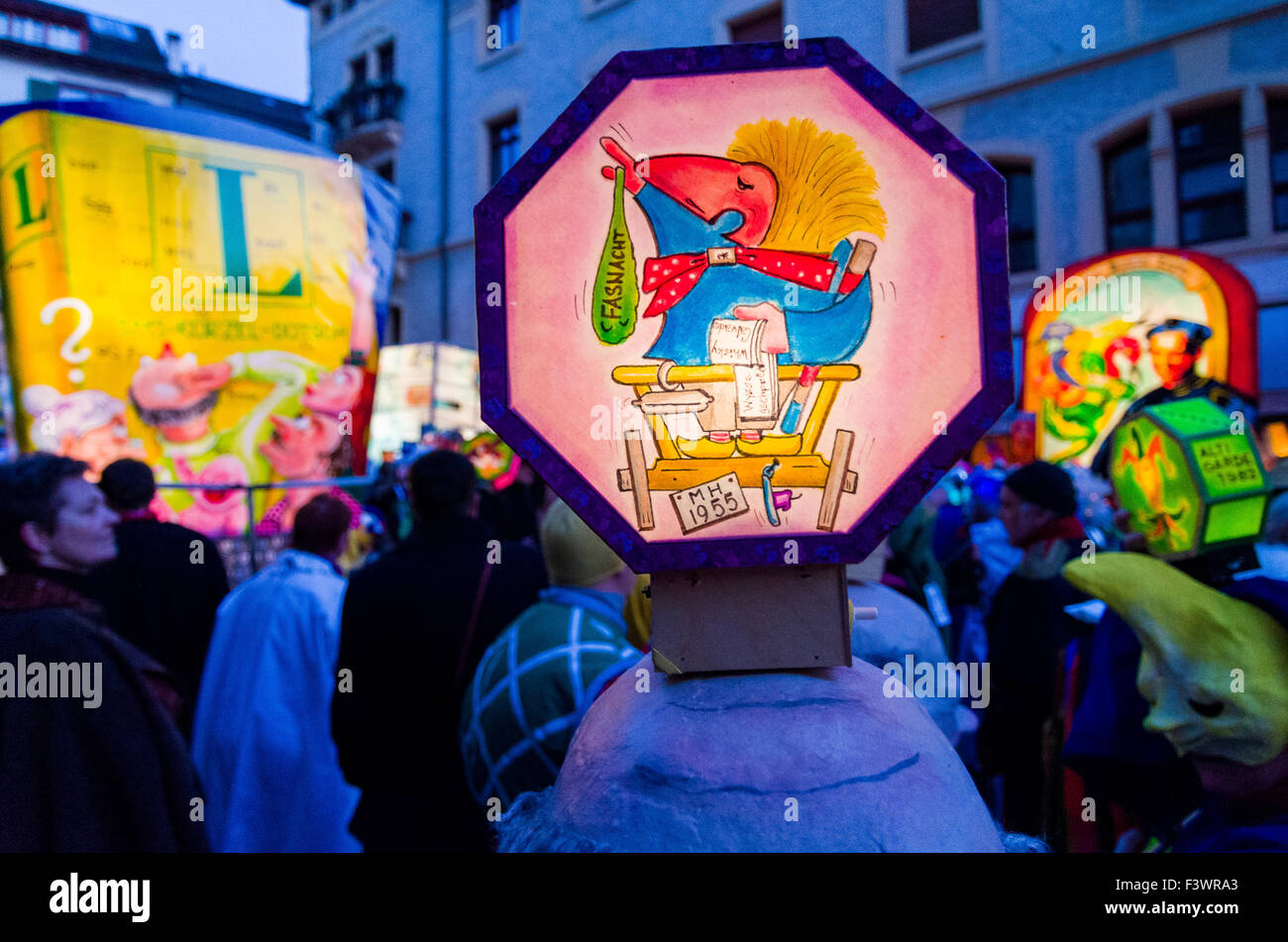 Le morgenstraich est le début de la Basler fasnet, à 4 h des centaines de laterns colorés et lumineux se fait par la rue Banque D'Images