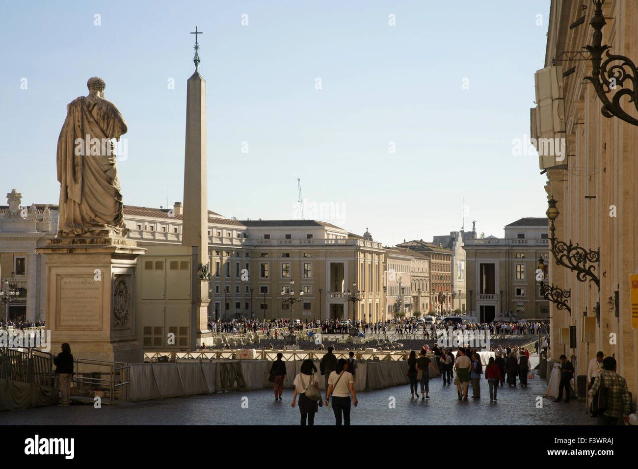 Les touristes dans la Piazza San Pietro, Vatican, Rome, Italie. Banque D'Images