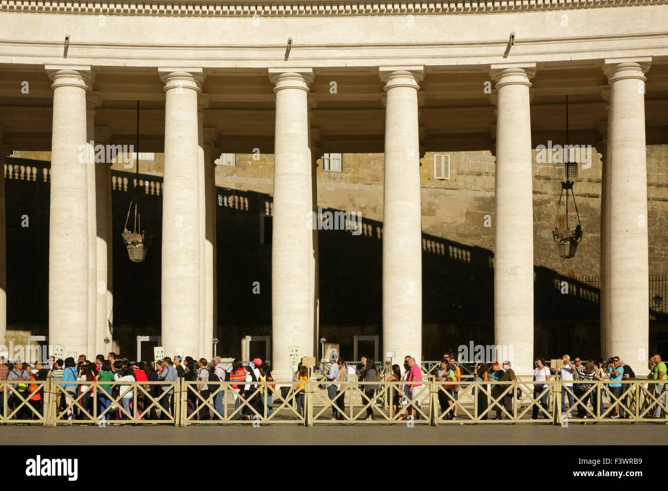 Longue file d'attente de touristes d'entrer dans les musées du Vatican, la Piazza San Pietro, Vatican, Rome, Italie. Banque D'Images