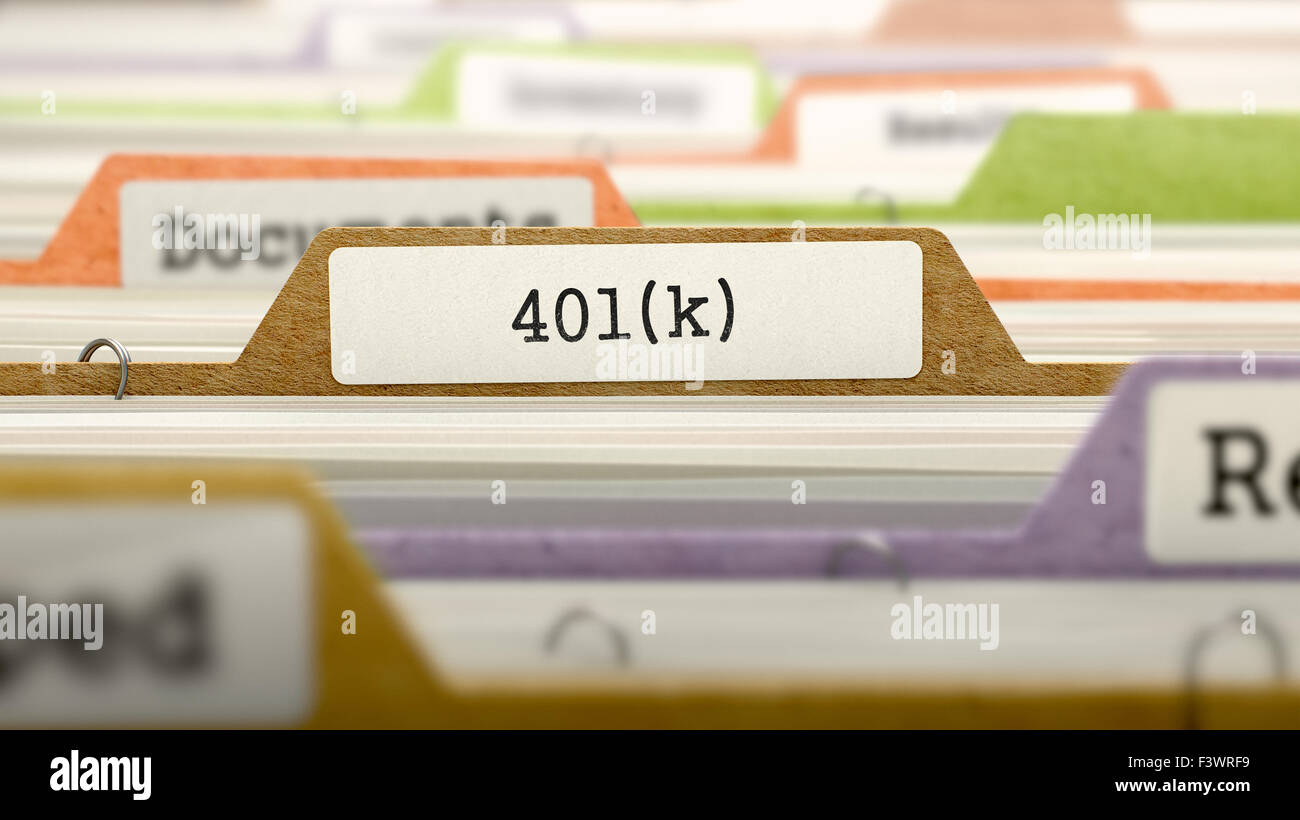 Dossier dans le catalogue couleur marqué comme 401K. Vue rapprochée. Focus sélectif. Banque D'Images