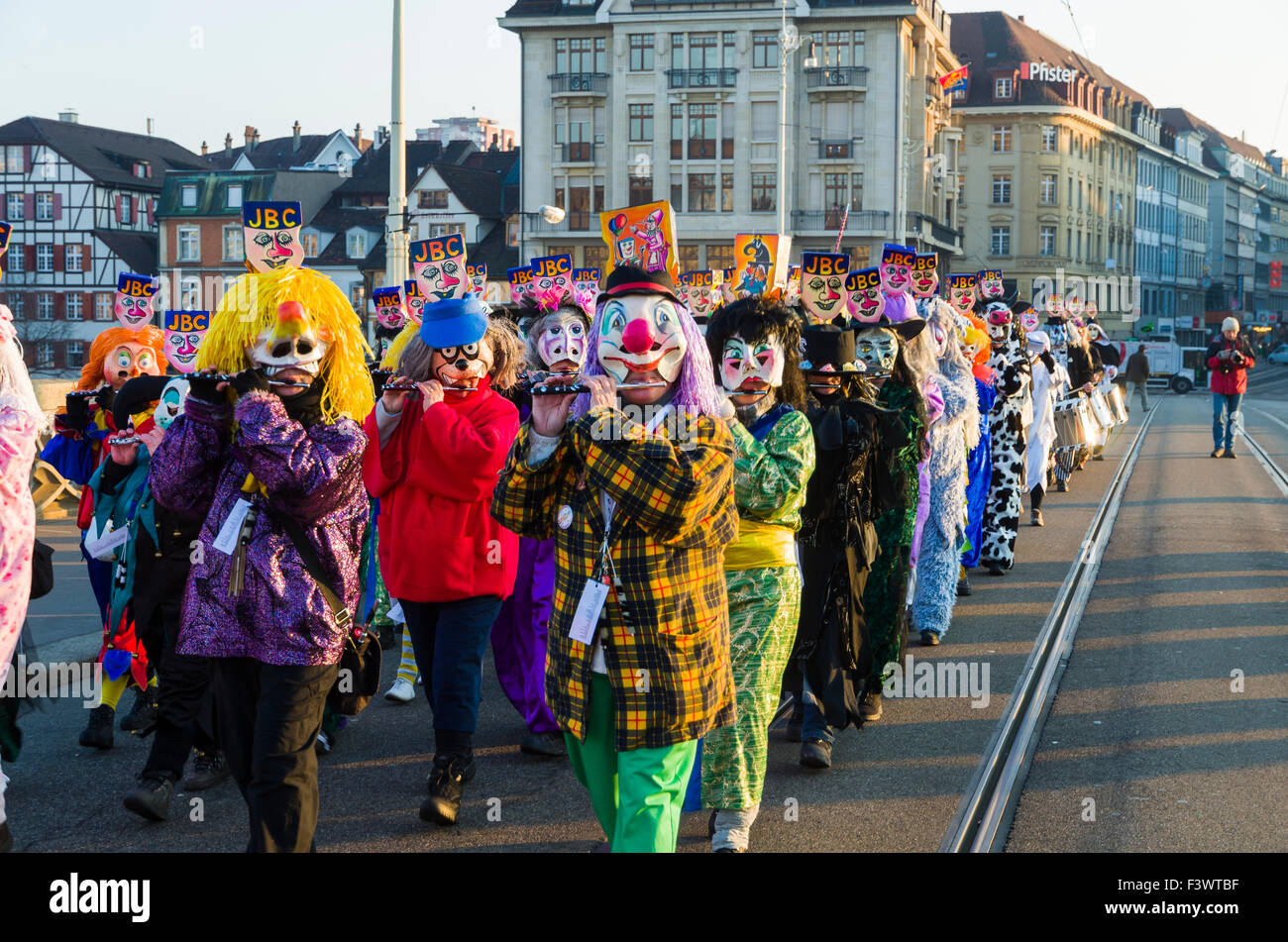 De nombreux groupes de gens masqués à pied à travers les rues de Bâle pour 3 jours et nuits de basler fasnet, jouer de la musique un Banque D'Images